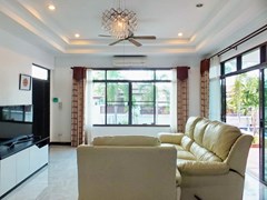 House for sale Pattaya Bangsaray showing the living room