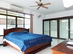 House for sale Pattaya Bangsaray showing the master bedroom