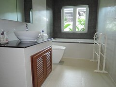 House for Rent Jomtien Park Villas Pattaya showing the bathroom
