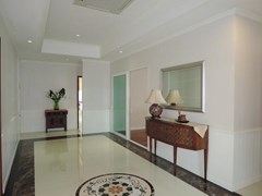 House for Rent Jomtien Park Villas Pattaya showing the hallway