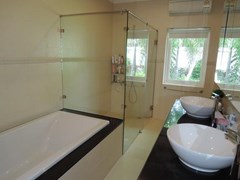 House for Rent Jomtien Park Villas Pattaya showing the master bathroom