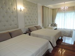 House for Rent Jomtien Park Villas Pattaya showing the master bedroom suite