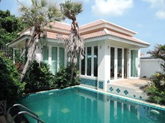 House for Rent Jomtien Park Villas Pattaya showing the pool and guest house