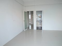 Shop House for Rent Pattaya showing a bedroom with en-suite bathroom