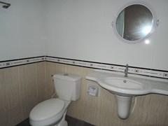 Shop House for Rent Pattaya showing the ground floor bathroom