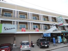 Shop House for Rent Pattaya showing the road frontage