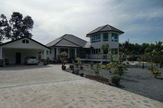 House for rent Na Jomtien showing the house, carport and garden House for rent Na Jomtien showing the house, carport and garden