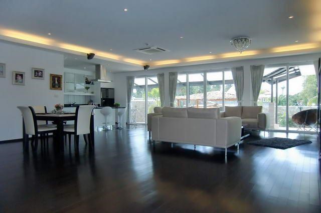 House for rent Na Jomtien showing the living, dining and kitchen areas House for rent Na Jomtien showing the living, dining and kitchen areas