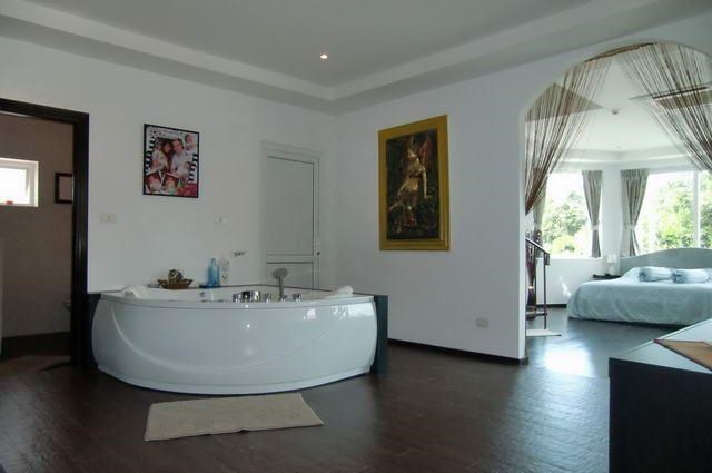 House for rent Na Jomtien showing the master bedroom and Jacuzzi bathtub House for rent Na Jomtien showing the master bedroom and Jacuzzi bathtub