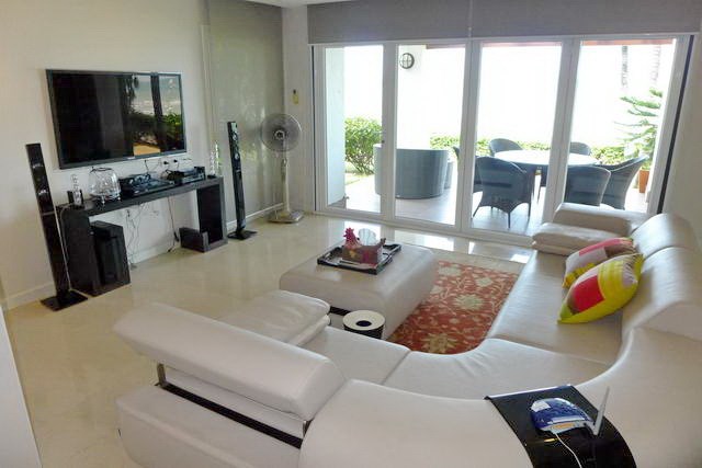 Condominium for rent Naklua showing the living room
