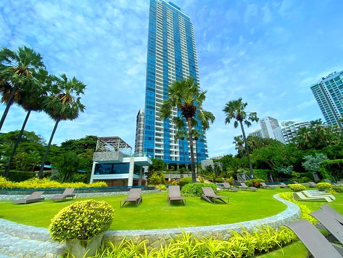Condominium for rent Wongamat Pattaya showing the condo building 