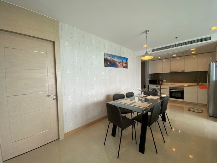 Condominium for rent Wongamat Pattaya showing the dining and kitchen areas 