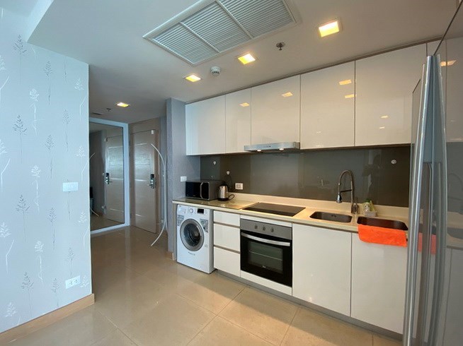 Condominium for rent Wongamat Pattaya showing the kitchen and entrance 