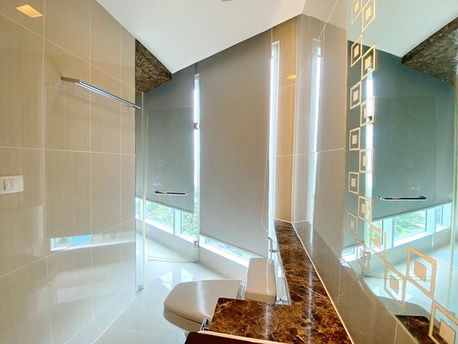 Condominium for rent Wongamat Pattaya showing the master bathroom 