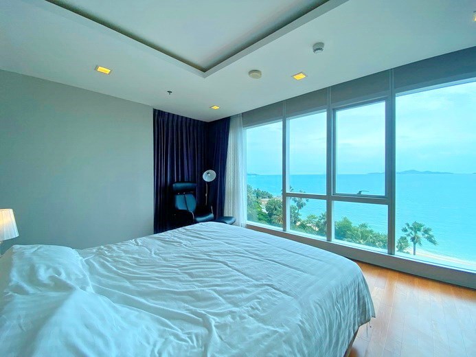 Condominium for rent Wongamat Pattaya showing the master bedroom and sea view 