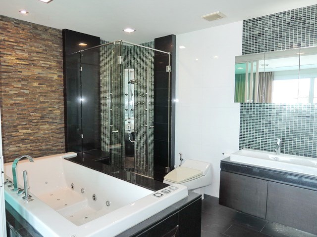 Condominium for rent Ananya Naklua showing the bathroom and jacuzzi