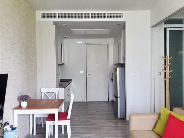 Condominium For rent Wongamat Pattaya showing the dining and kitchen areas