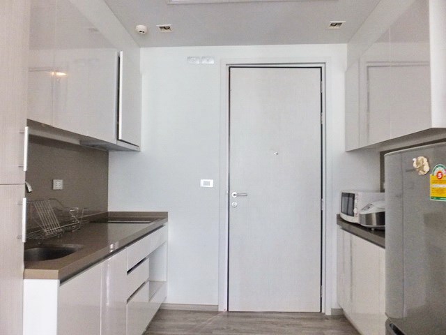 Condominium For rent Wongamat Pattaya showing the kitchen 