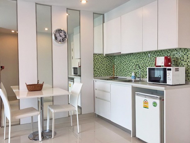 Condominium for rent in Jomtien AMAZON RESIDENCE showing the dining and kitchen areas