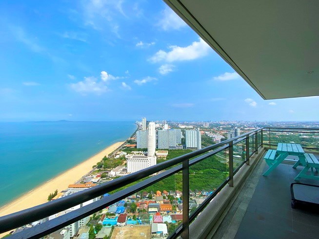 Condominium for rent Jomtien showing the balcony and terrace 