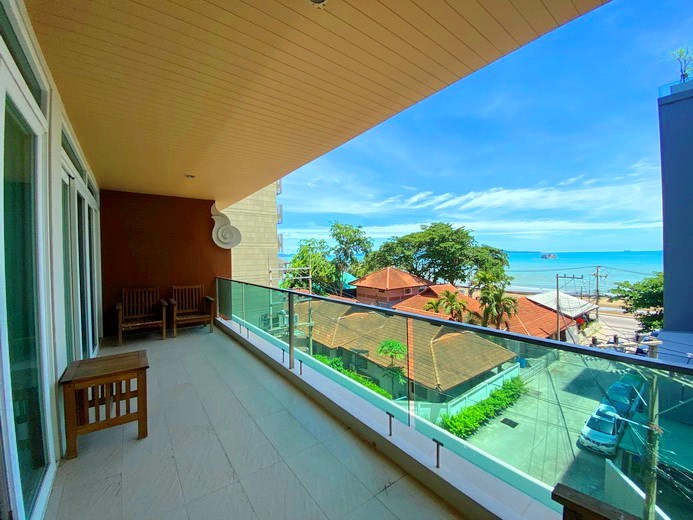 Condominium for rent Jomtien showing the balcony and sea view 