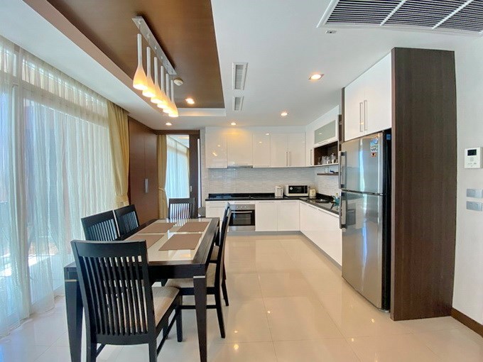 Condominium for rent Jomtien showing the dining and kitchen areas 