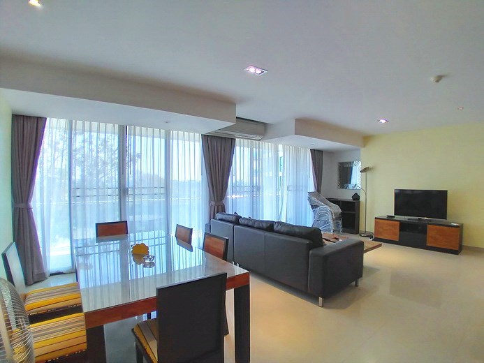 Condominium for rent Jomtien showing the dining and living areas