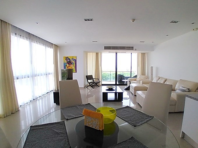 Condominium for rent Jomtien showing the dining and living areas 