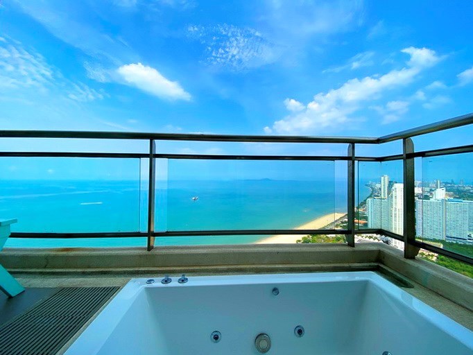 Condominium for rent Jomtien showing the Jacuzzi 