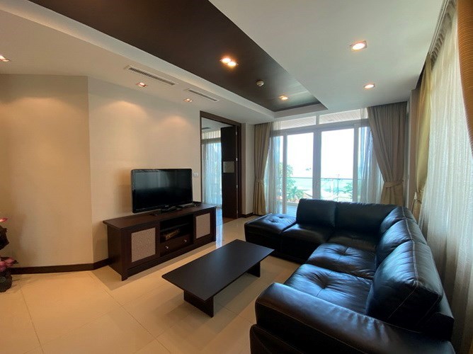 Condominium for rent Jomtien showing the living area and balcony 