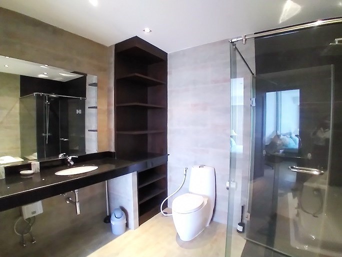 Condominium for rent Jomtien showing the master bathroom 