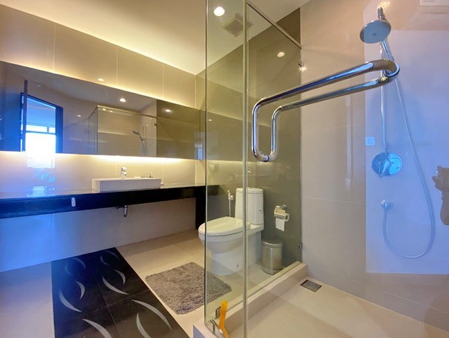 Condominium for rent Jomtien showing the master bathroom 