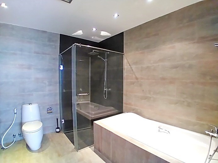 Condominium for rent Jomtien showing the master bathroom with bathtub  
