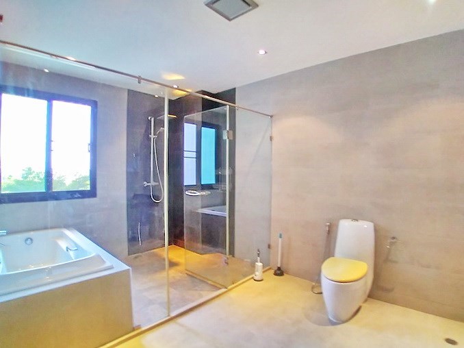 Condominium for rent Jomtien showing the master bathroom Condominium for rent Jomtien showing the master bathroom