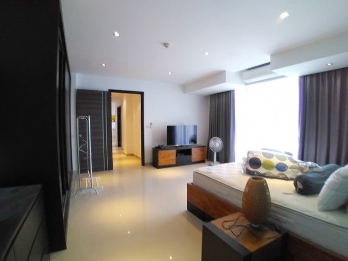 Condominium for rent Jomtien showing the master bedroom with built-wardrobes 