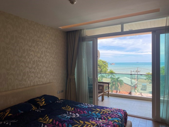 Condominium for rent Jomtien showing the master bedroom and sea view 