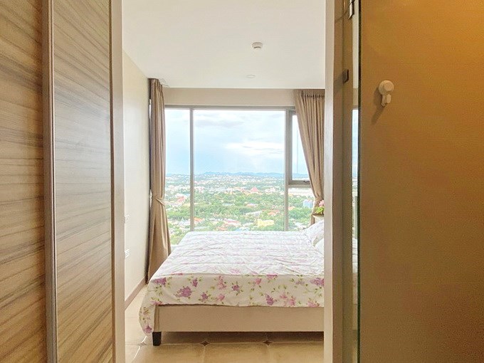 Condominium for Rent Jomtien showing the master bedroom with wardrobes 