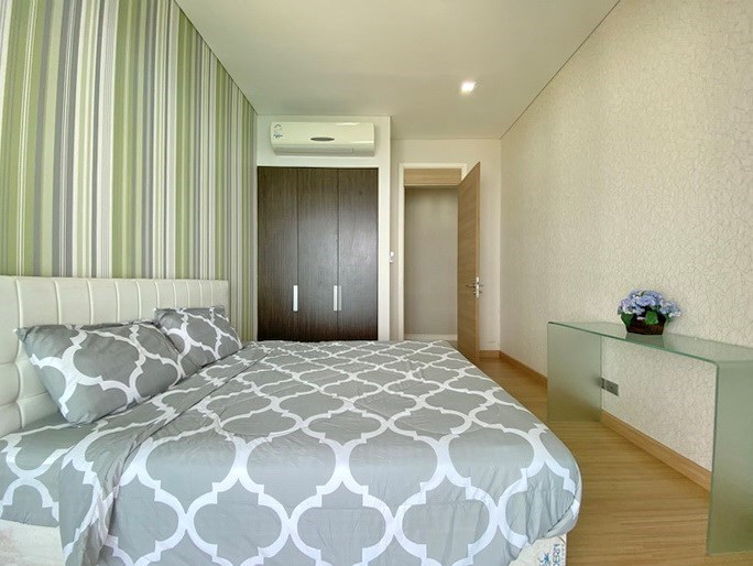 Condominium for rent Jomtien showing the second bedroom and wardrobes 