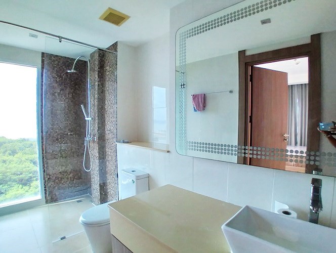 Condominium for rent Na Jomtien showing the bathroom with view 