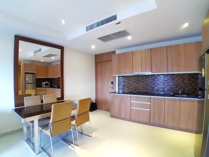 Condominium for rent Na Jomtien showing the dining and kitchen areas 