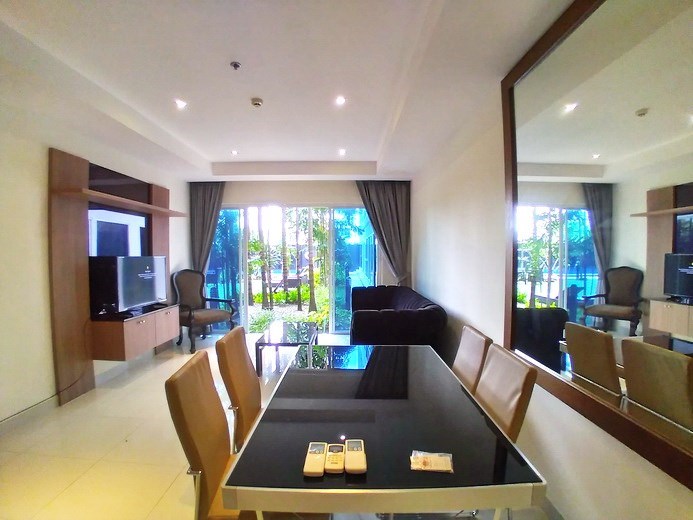 Condominium for rent Na Jomtien showing the dining and living areas 