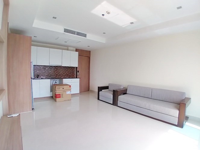 Condominium for rent Na Jomtien showing the dining and kitchen areas 