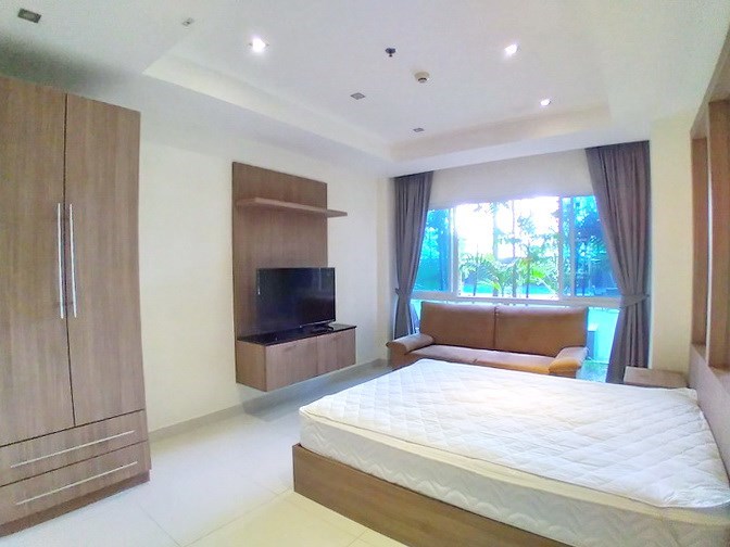 Condominium for rent Na Jomtien showing the master bedroom and view 