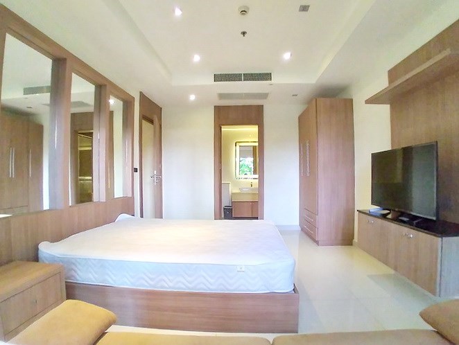 Condominium for rent Na Jomtien showing the master bedroom suite 