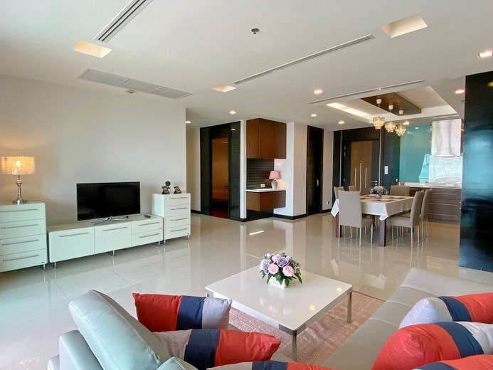 Condominium for rent Naklua Ananya showing the living, dining and kitchen areas 