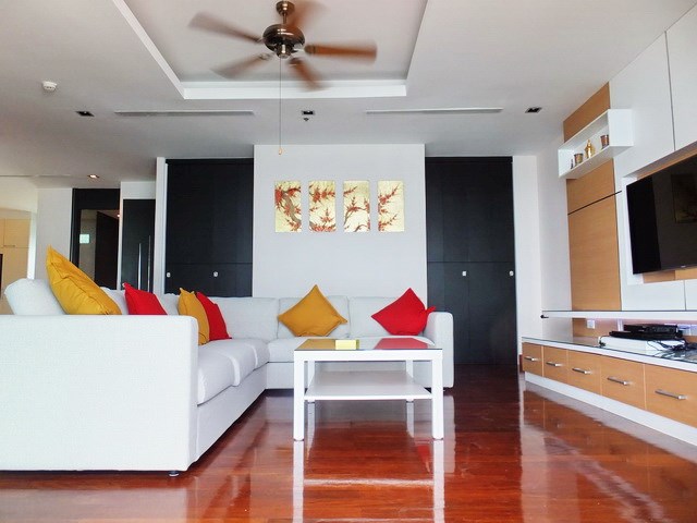 Condominium for rent Ananya Naklua showing the living area 