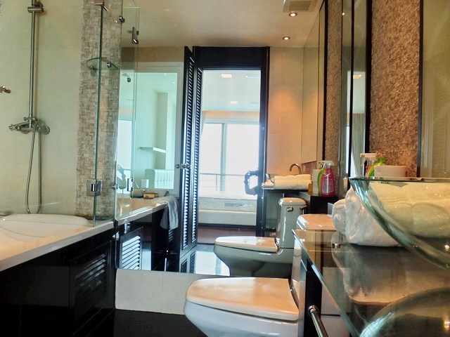 Condominium for rent Ananya Naklua showing the master bathroom 