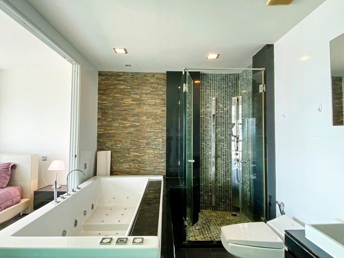 Condominium for rent Naklua Ananya showing the master bathroom 