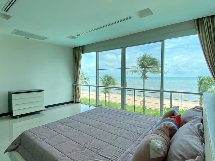 Condominium for rent Naklua Ananya showing the master bedroom and sea view 