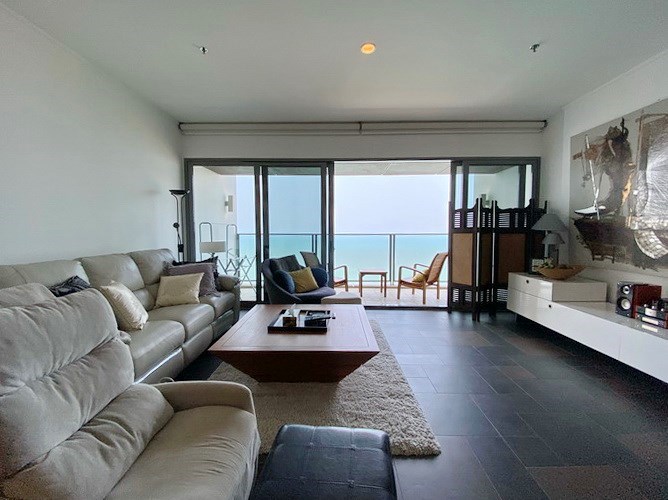 Condominium for rent Northpoint Pattaya showing the large living area 